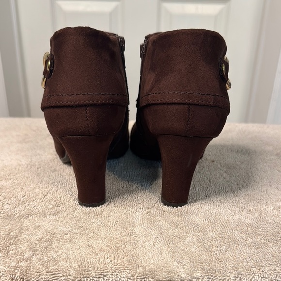 EUC A2 By Aerosoles Brown Ankle Boots with Gold Accents - Picture 4 of 8